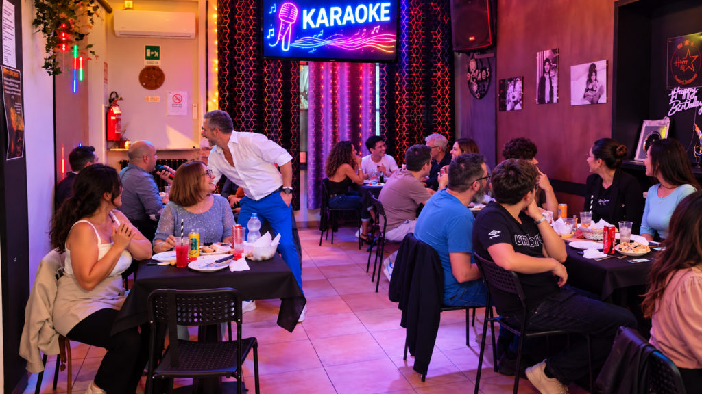 Il palco dell'Happy Day, il locale di Collegno che ospita la serata karaoke