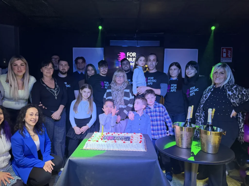 Direttivo, volontari e partecipanti riuniti al For Music Party, la serata di presentazione dell'associazione