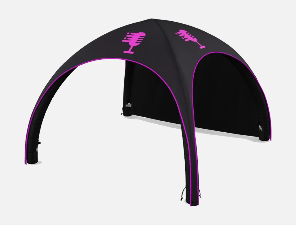 Visualizzazione 3D del gazebo gonfiabile nero di For Music, con i bordi viola e il microfono viola sul tetto