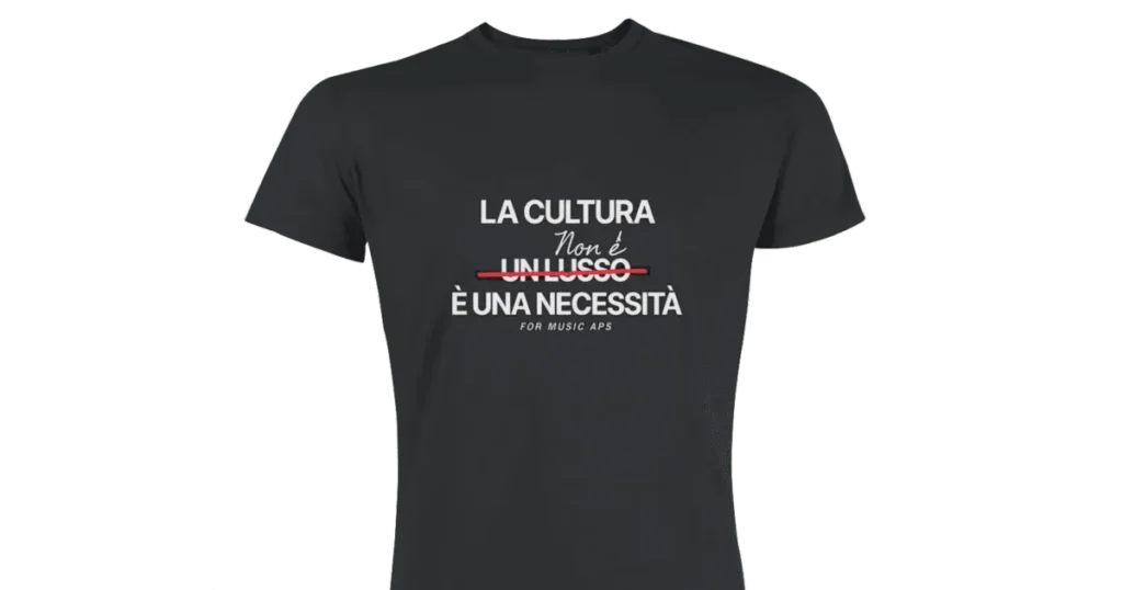 La maglietta nera di For Music APS con la scritta: la cultura non è un lusso, è una necessità