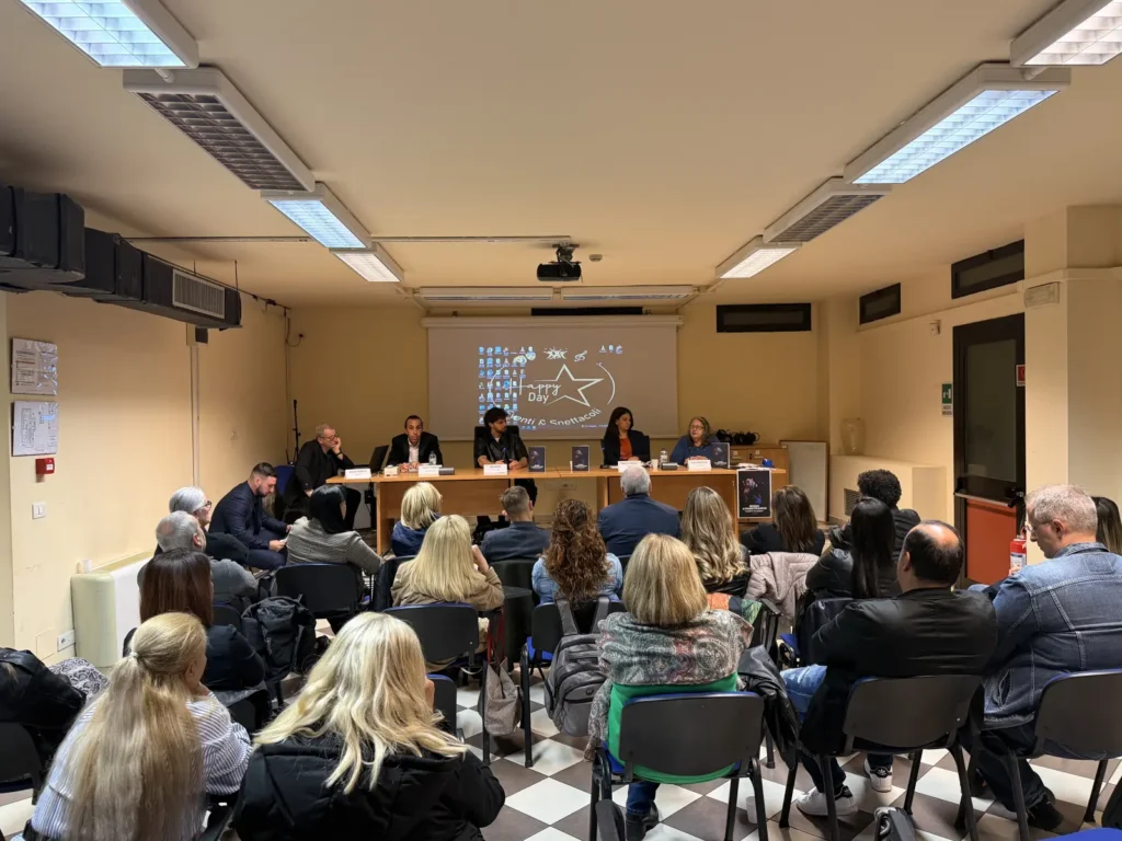 La Sala Colombo del Centro Sabir piena di pubblico durante l'incontro