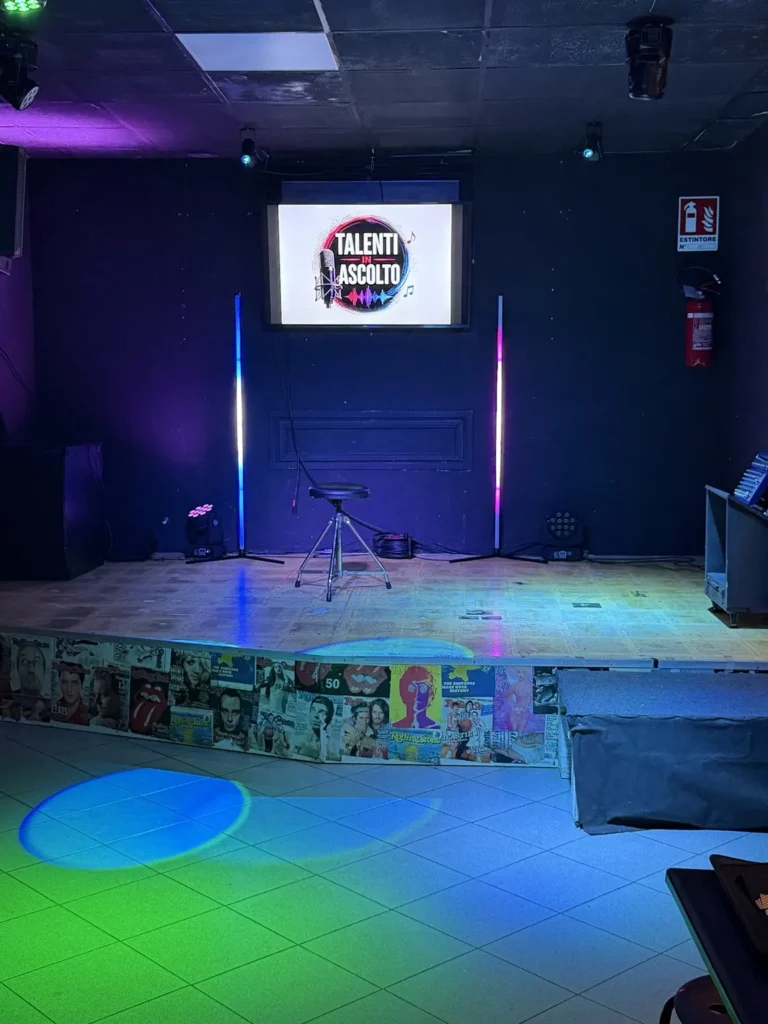 Il palco dell'Happy Day, il locale di Collegno che ospita la serata karaoke
